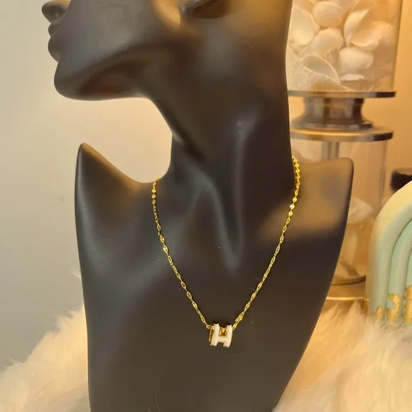 Elegant Gold Chain Bracelet with White Charm - Picture 2 of 4